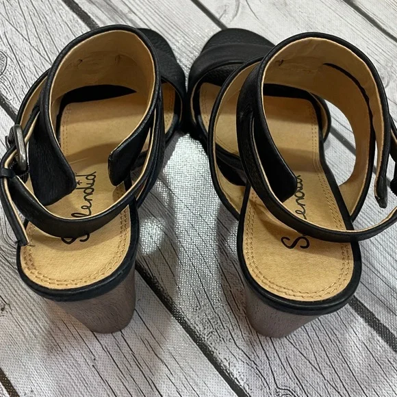 Splendid Leather Heels Size 8 NWOT
Strappy Buckle Sandal - Picture 8 of 9